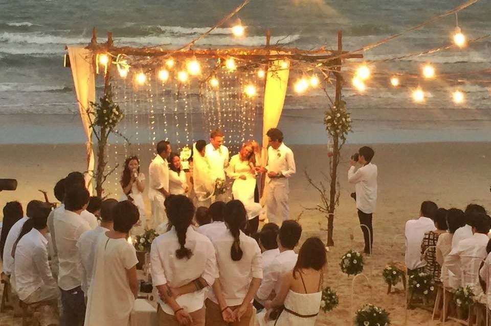 Không gian tiệc cưới được trang trí đơn giản trên bãi biển Phan Thiết, lấy màu trắng làm chủ đạo.