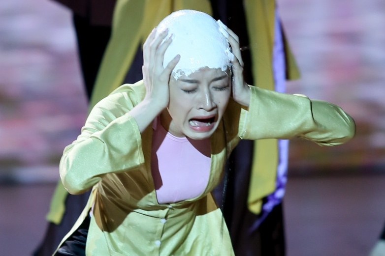 Chi Pu gao thet vi bi cao dau tren san khau hinh anh