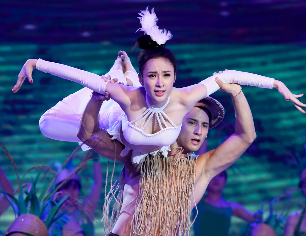 Angela Phuong Trinh hoa than con co de to bay than phan hinh anh