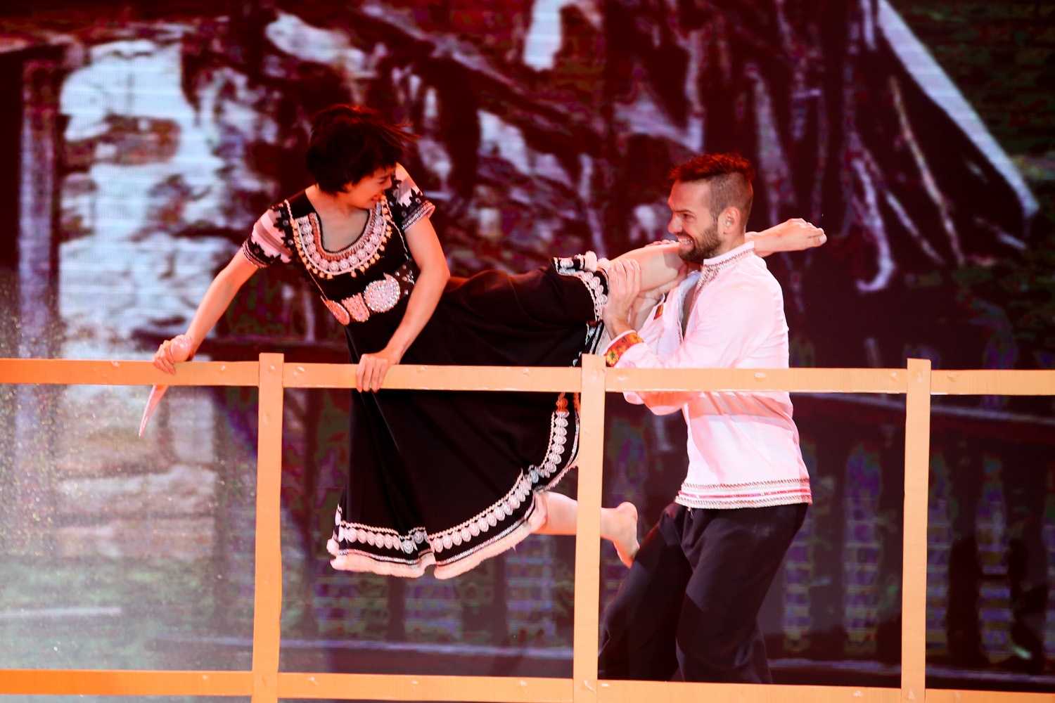 Lan Ngoc - Daniel ke chuyen tinh trong phim 'Chiec sung de' hinh anh