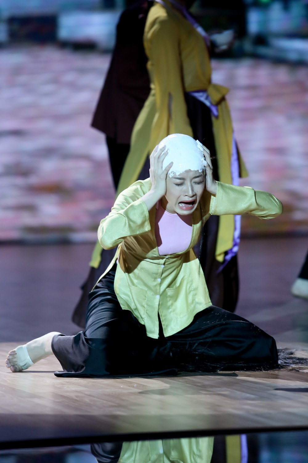 Chi Pu vào vai cô gái chửa hoang, bị cạo đầu, bôi vo trét trấu.