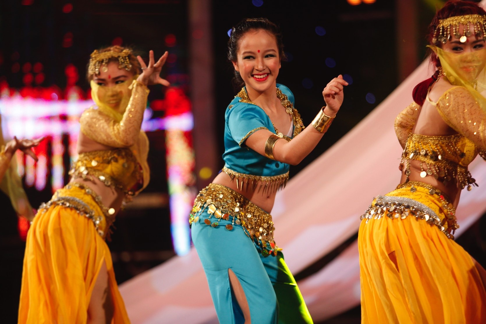 'My nhan' 12 tuoi khien Huy Tuan da mat, da tai hinh anh