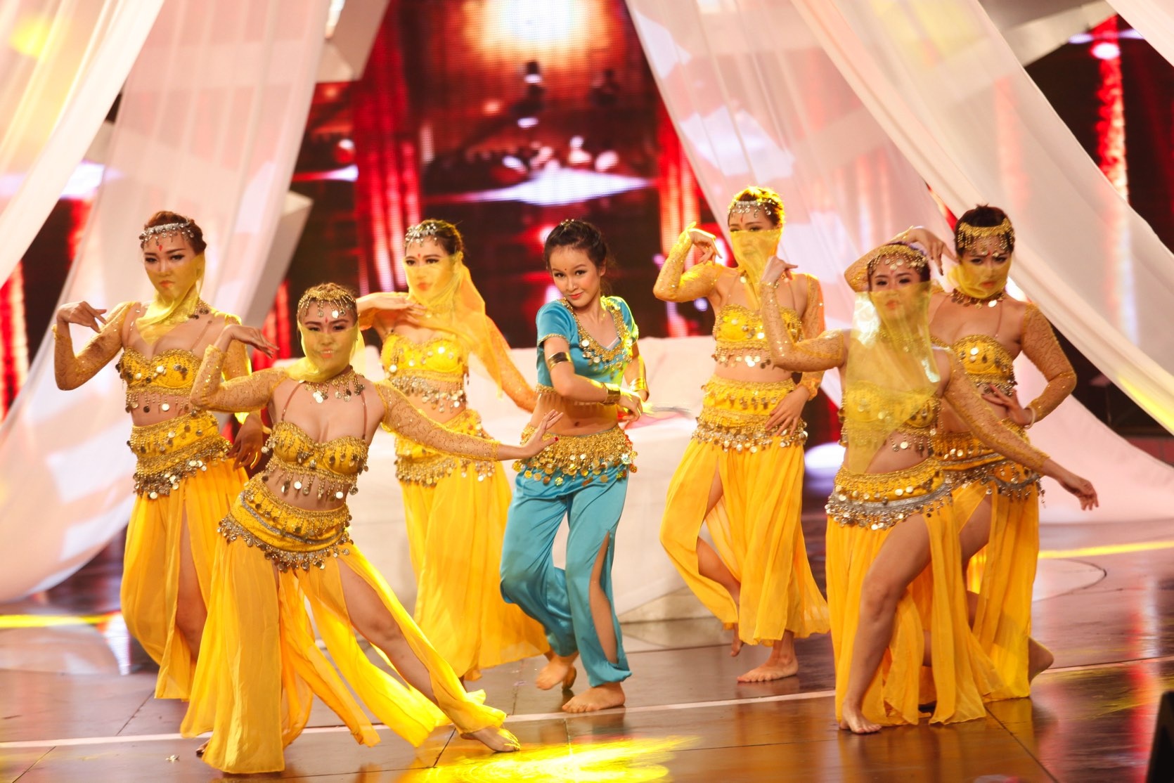 Thuc Anh tro tai mua bung hinh anh