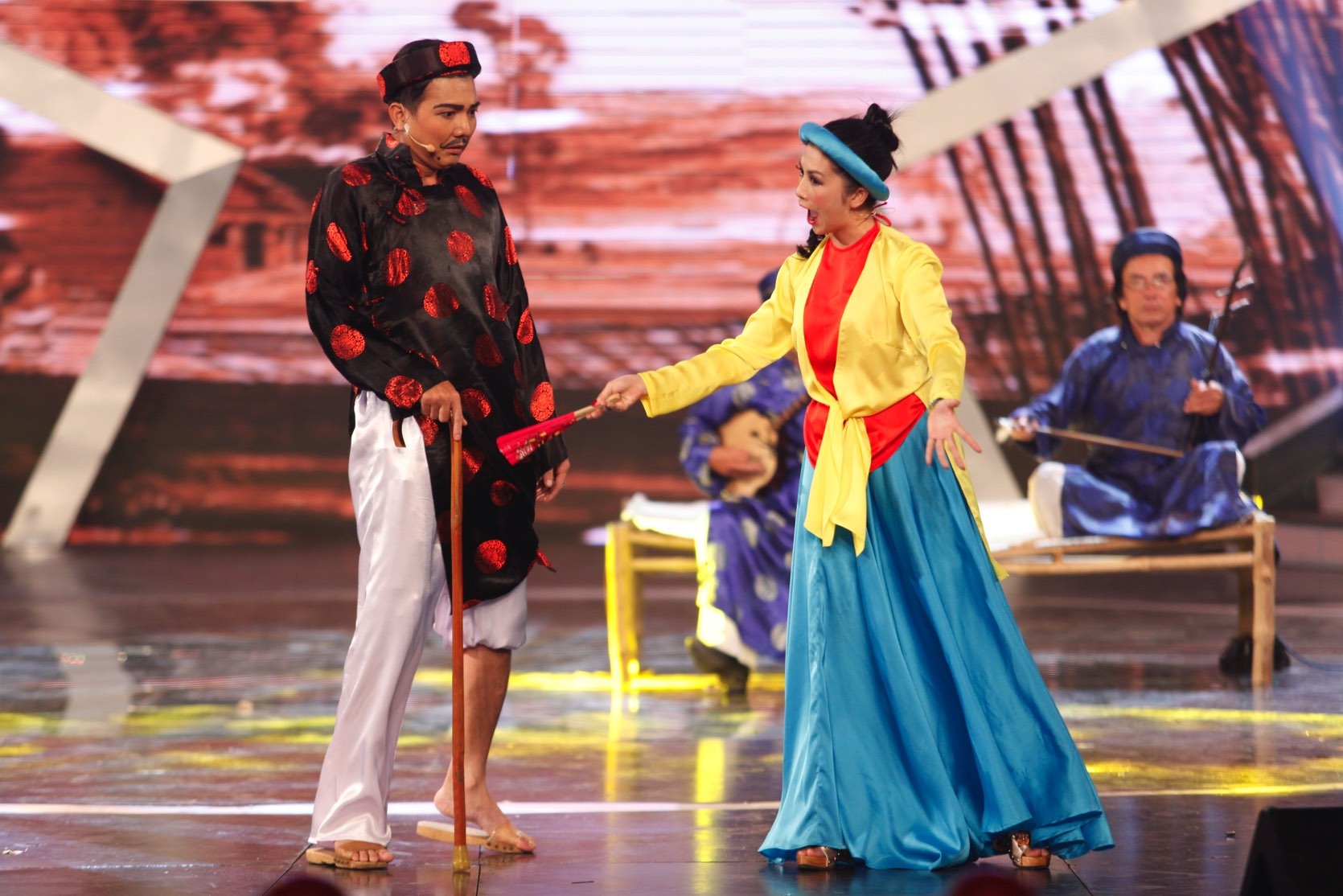 Nguyen Thi Man hat bai choi hinh anh