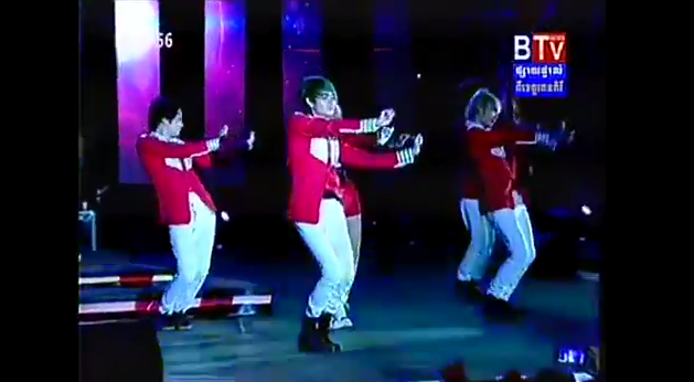 Ca si Campuchia nhai vu dao cong chieng cua Toc Tien hinh anh