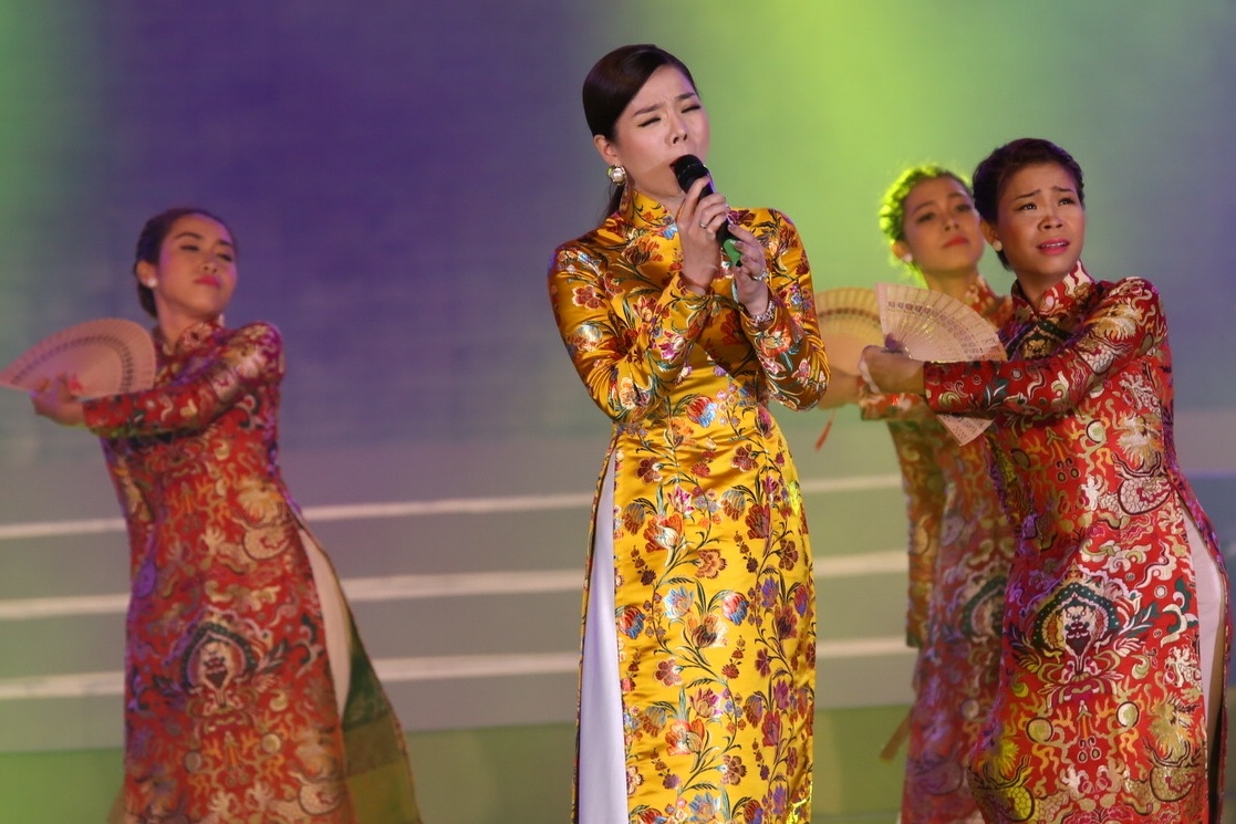 Lệ Quyên đầy tâm trạng và thổn thức khi thể hiện sáng tác nổi tiếng Thương về miền Trung.