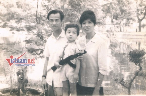 Anh Tuấn chụp ảnh cùng bố mẹ.