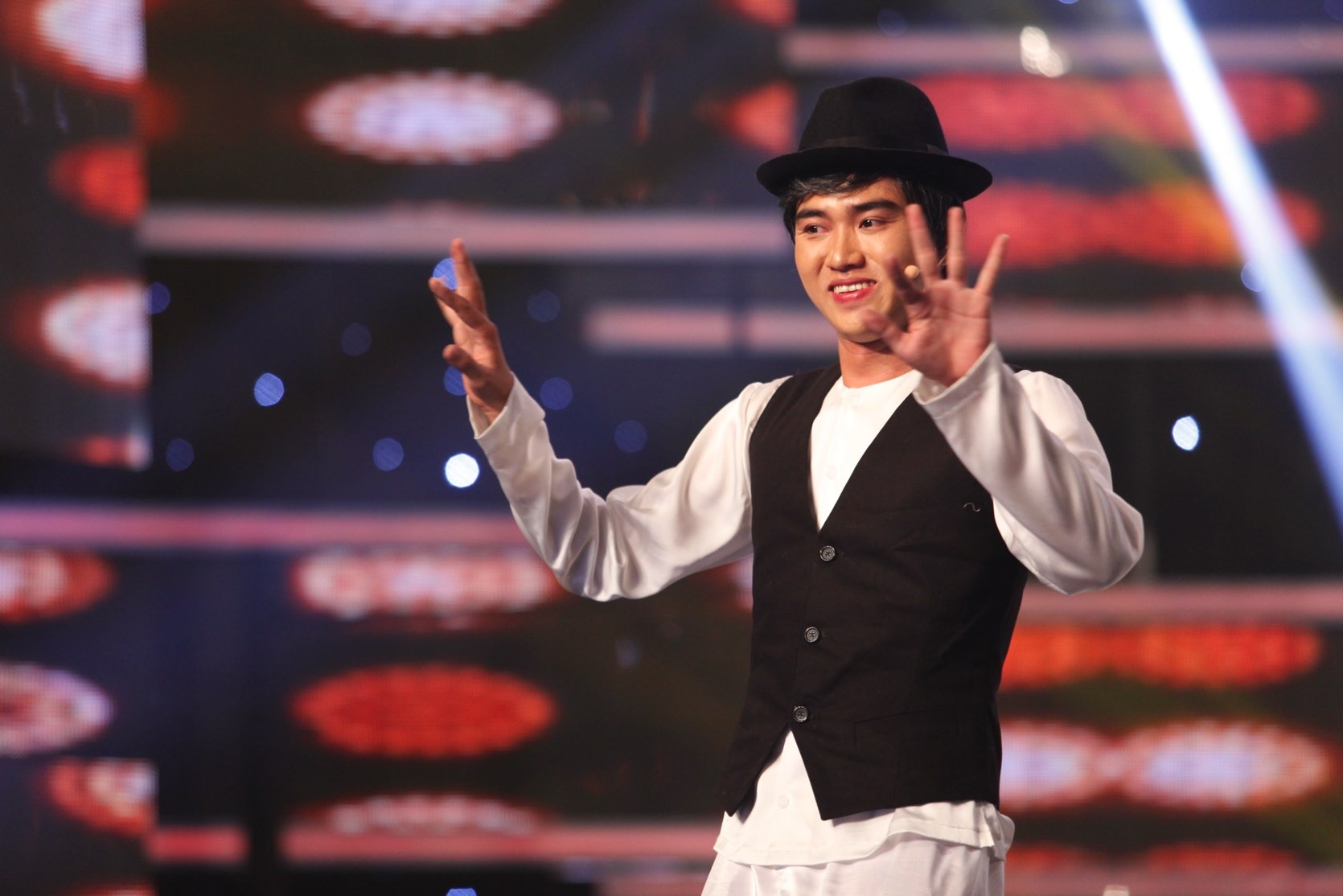 Huynh Nhu treu choc giam khao Got Talent hinh anh