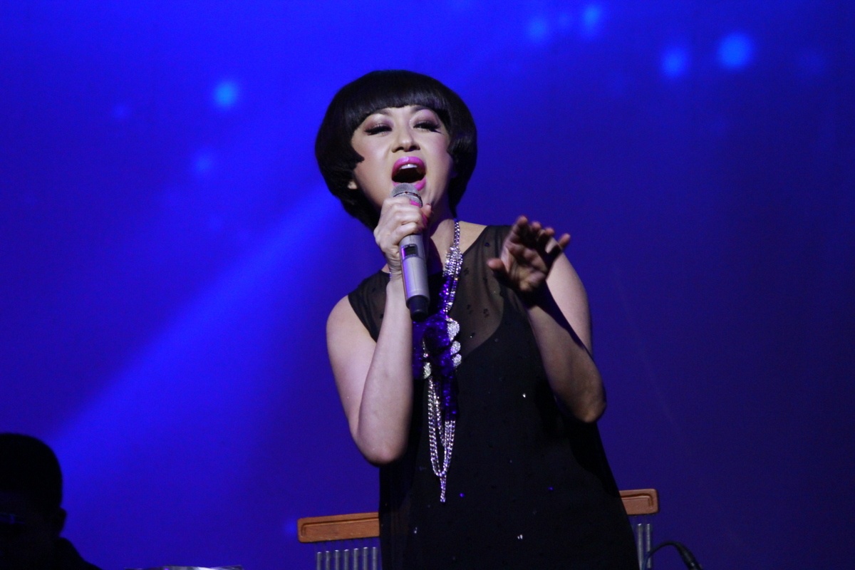 Y Lan ve nuoc tham gia dem nhac gia dinh hinh anh