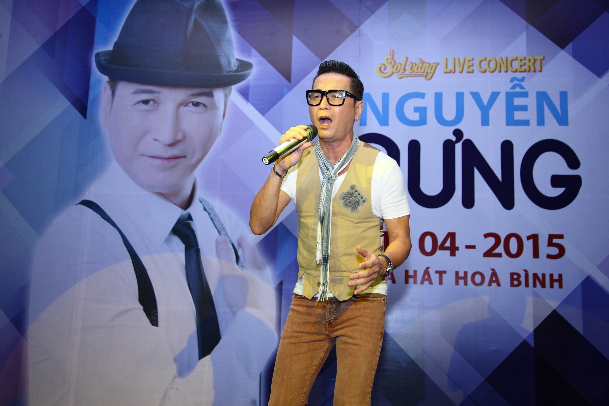 Ca sĩ hải ngoại Nguyễn Hưng trẻ trung, phong độ tuổi 60.