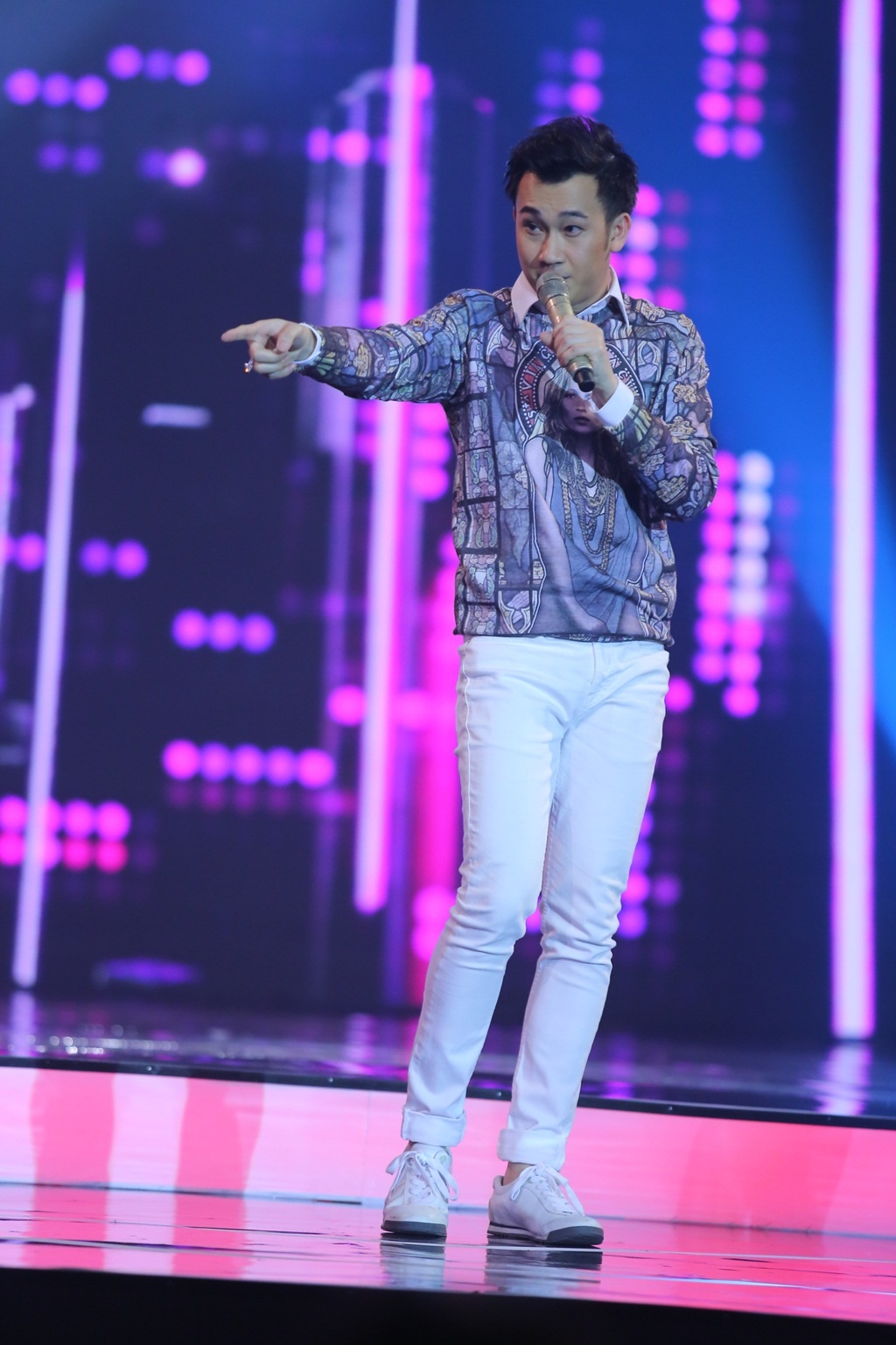 Dương Triệu Vũ trình diễn Chơi vơi trong cơn đau đầy sôi động.