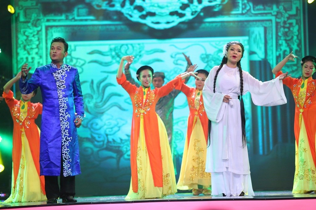 Hữu Quốc và Ngọc Đợi trình diễn đoạn ca trích cải lương làm nức lòng người xem. Họ nằm trong top 3 hạng mục Nghệ sĩ cải lương được yêu thích cùng NSU7T Phượng Loan.