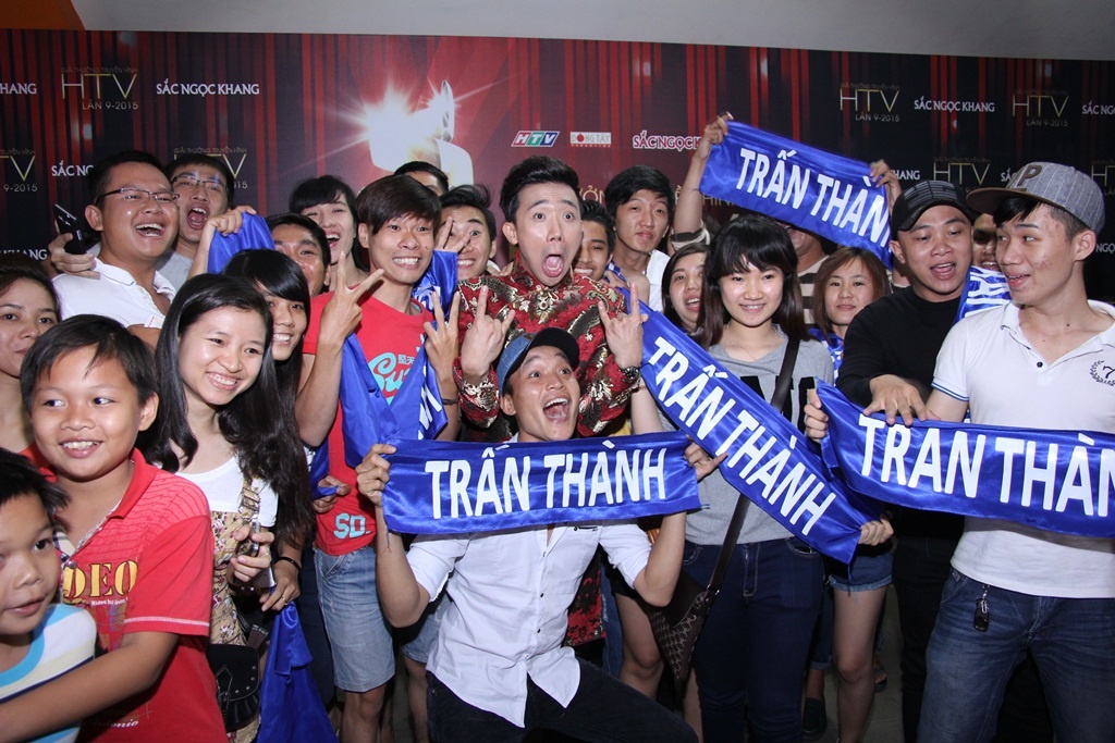 Trấn Thành hạnh phúc trong vòng vây người hâm mộ.