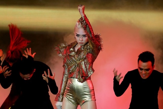 Toc Tien - Nguoi dan ba hoa da. hinh anh