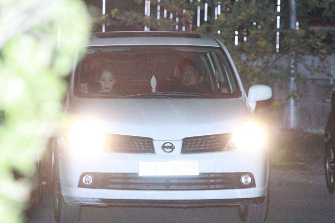 Khánh Thi chưa tiết lộ danh tính cha của đứa bé. Cô rời trường quay ngay khi hoàn thành công việc.