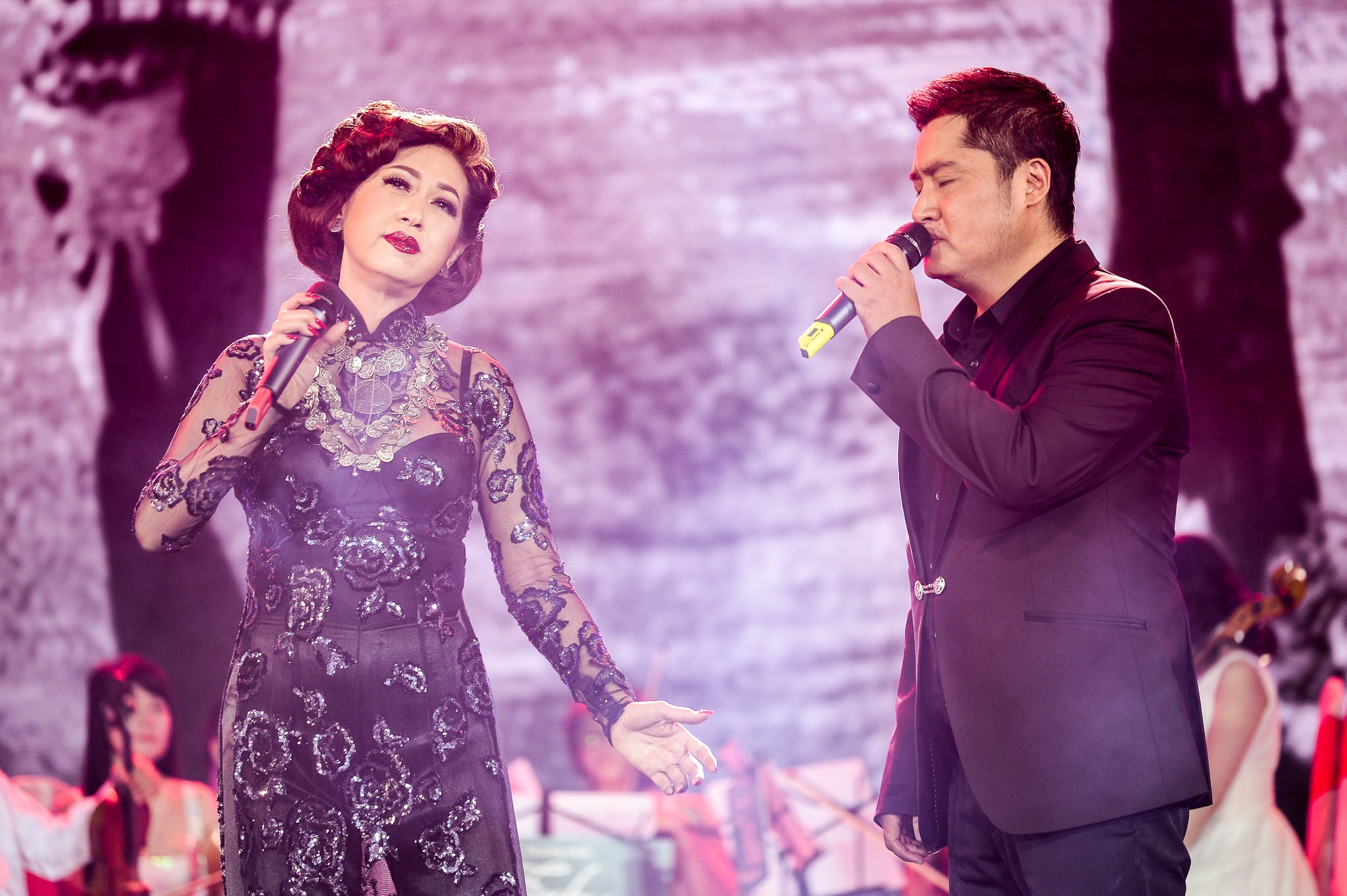 Mở đầu chương trình là bản Tình ca gần như đi vào tâm khảm biết bao thế hệ người yêu nhạc qua phần trình diễn đặc sắc của sự kết hợp đầy thú vị giữa Ý Lan và hai khách mời.