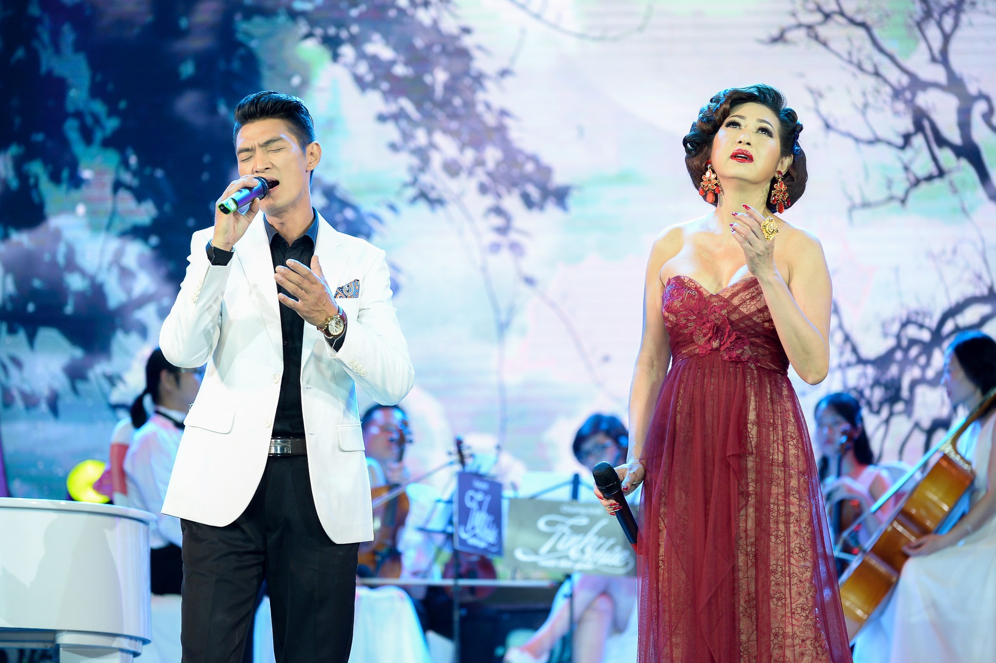 Trọng Bắc cùng nữ danh ca dìu dắt khán giả chìm đắm vào bản nhạc tình Kiếp nào có yêu nhau đầy ắp tình cảm.