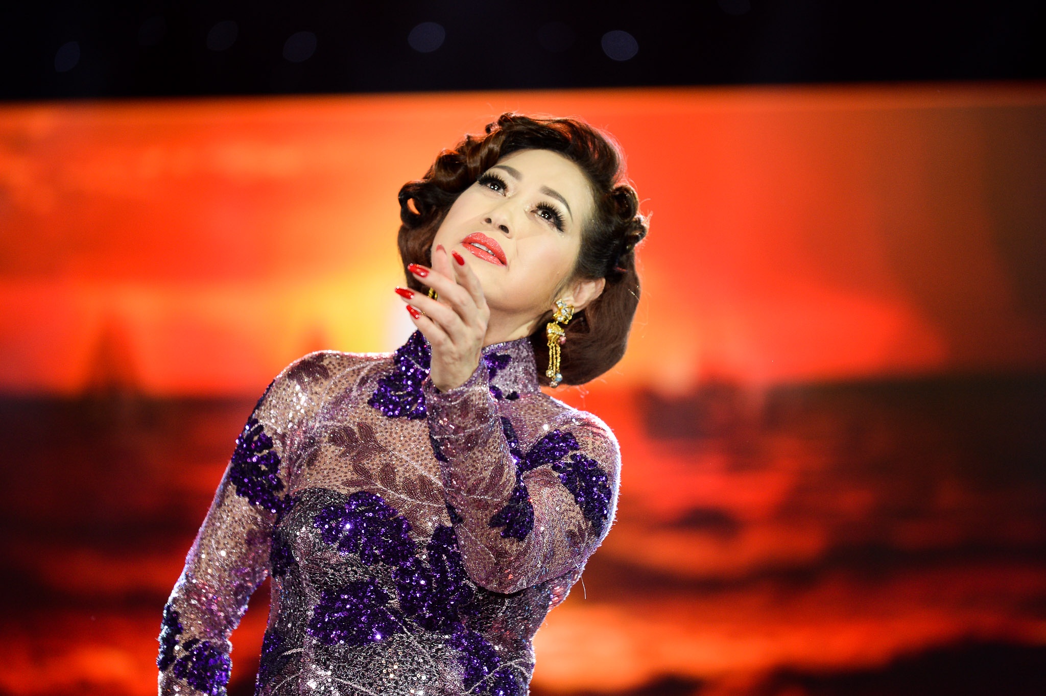 Và cả không gian TKVTG tháng 3 gần như vỡ òa trong cảm xúc khi Ý Lan cất giọng hát những ca từ đầu tiên của bài hát vốn dĩ đi vào kho tàng nhạc tình Việt Nam muôn thưở, đó là ca khúc Nửa hồn thương đau.