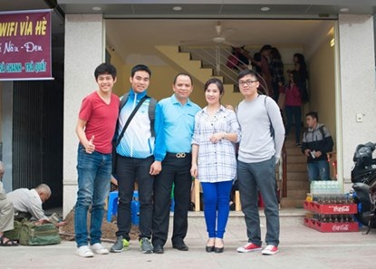 Nhiều vị khách ăn xong thường xin ông bà chủ nổi tiếng chụp ảnh lưu niệm.