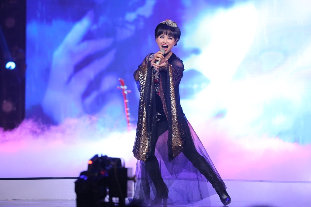 rang Nhung hát Không thể và có thể đầy ma mị. 