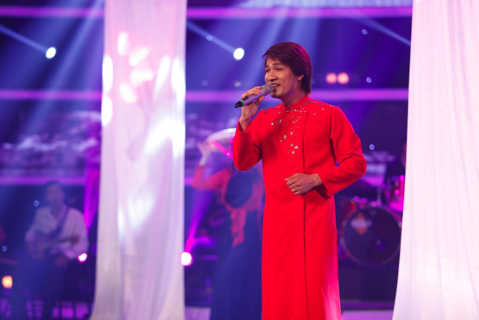 Tu Nhu Tai hat tan co ket hop quan ho hinh anh