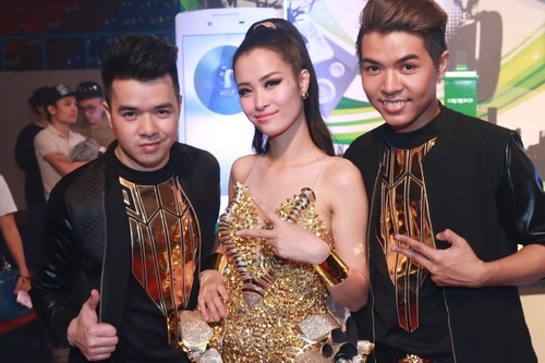 Team Dong Nhi, Toc Tien bi to dao nhac tai The Remix hinh anh