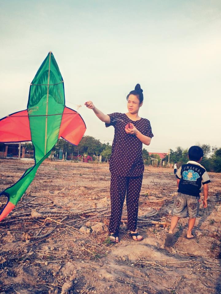 Nhật Kim Anh diện nguyên bộ đồ ở nhà của mẹ  và vui vẻ thả diều khi về quê.