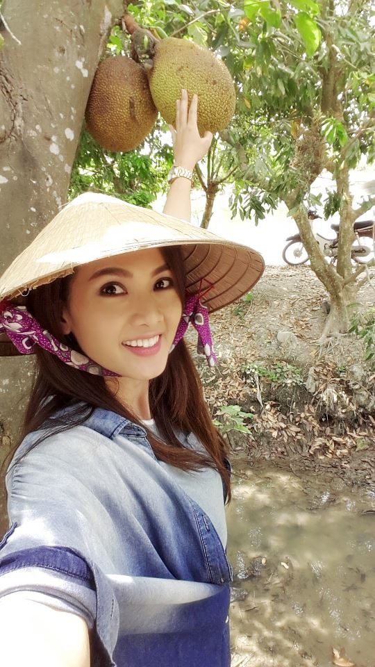 Anh Thư như cô thôn nữ khi về với miệt vườn.