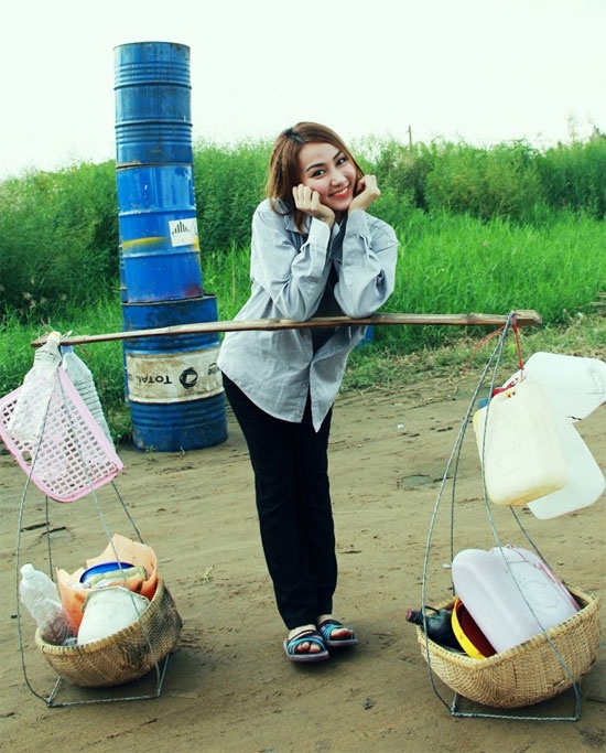 Trong bộ phim điện ảnh mới Ngân Khánh mặc chiếc áo cũ kĩ, đội nón lá  để vào vai cô nàng thu mua ve chai chân chất.