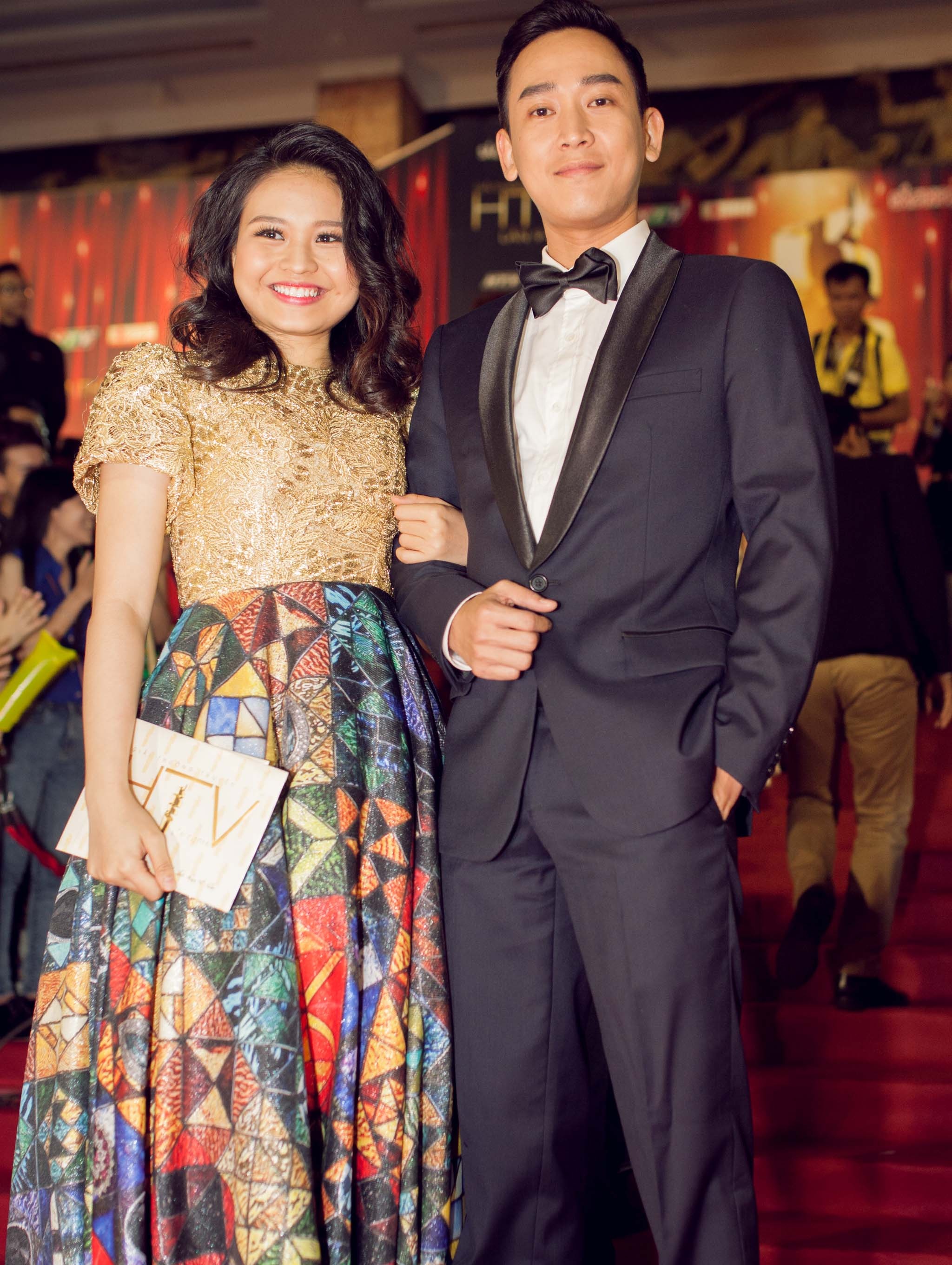 Hứa Vỹ Văn tay trong tay cùng một người bạn.