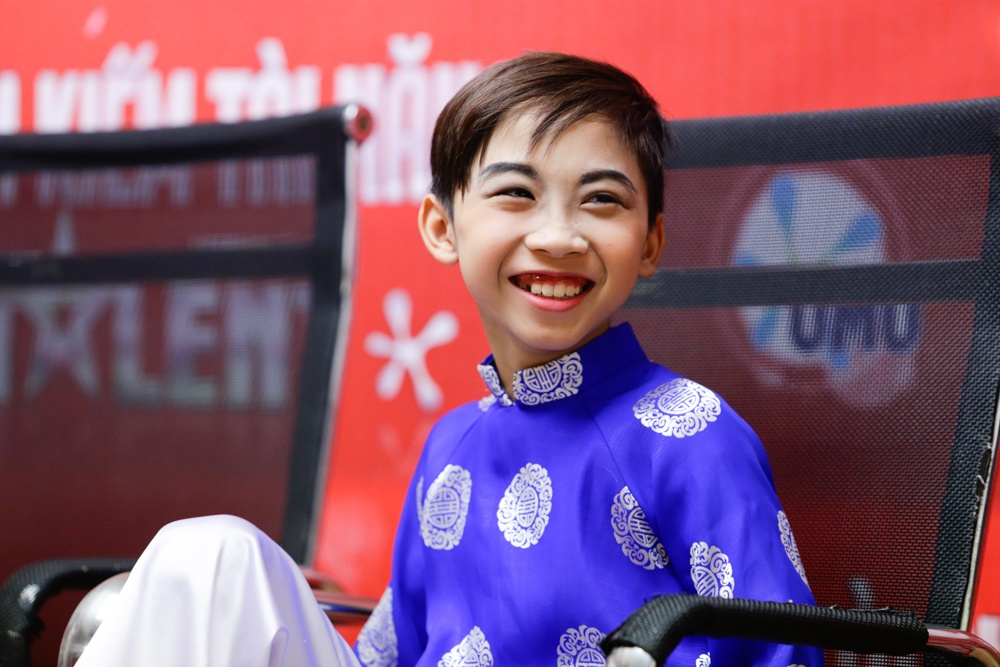 Cậu bé 8 tuổi chia sẻ sẽ dùng tiền để giúp đỡ gia đình và người nghèo khổ.