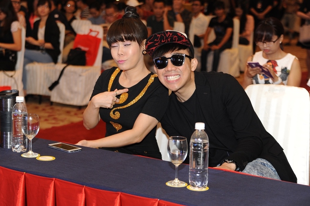 Việt Hương nói thêm, các thí sinh đến với Thách thức danh hài không phải những cây hài có kinh nghiệm, không phải diễn viên mà là những người bình  thường như lao công, kỹ sư, bác sĩ, nhạc công… Tuy nhiên, nhiều thí sinh thậm chí không cần diễn mà chỉ qua thể hiện cảm xúc, giọng nói hoặc kể một câu chuyện cũng đã đủ để chọc cười mọi người.