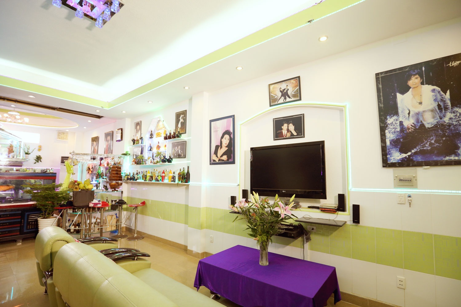 Đến thăm ngôi nhà của anh, điều ấn tượng đặc biệt là sự tự hào về tình cảm gia đình yêu thương gắn bó được thể hiện qua những hình ảnh gia đình treo khắp nhà từ các phòng hay lối lên lầu 