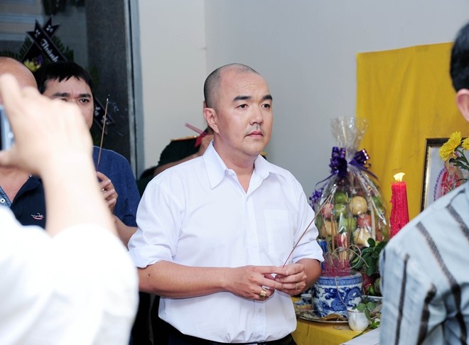 Quốc Thuận thắp nhang, tiễn đưa người bạn xấu số.