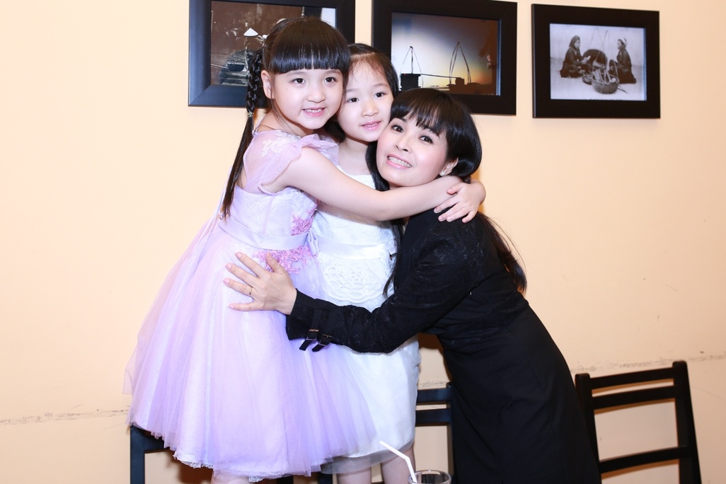 A quan Bich Ngoc duoc bo me thuong lon sau Got Talent hinh anh