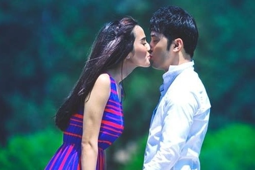 Ung Hoang Phuc hon say dam ban gai tren bai bien hinh anh