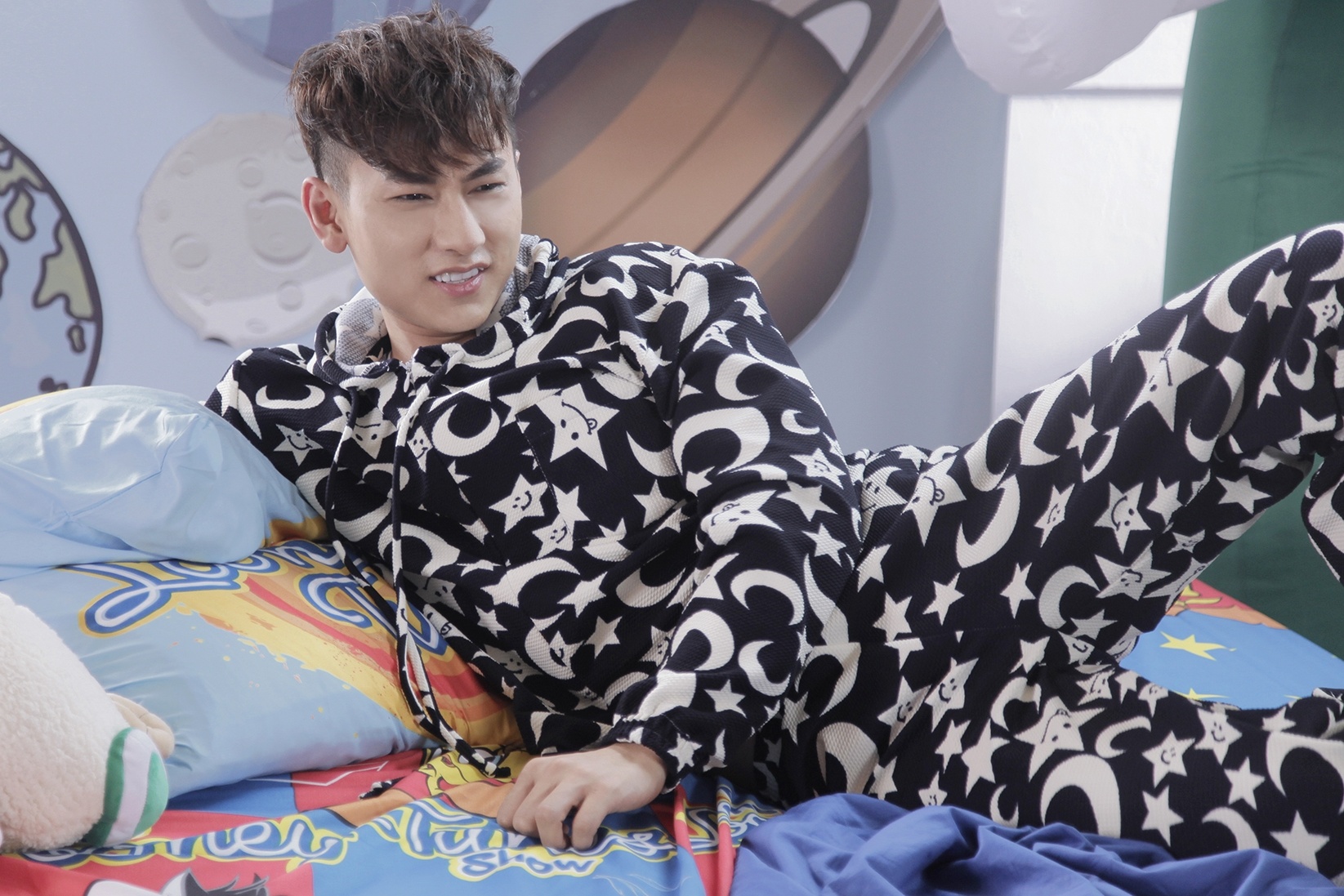 Isaac quay MV trong phong ngu de to tinh voi ban gai hinh anh