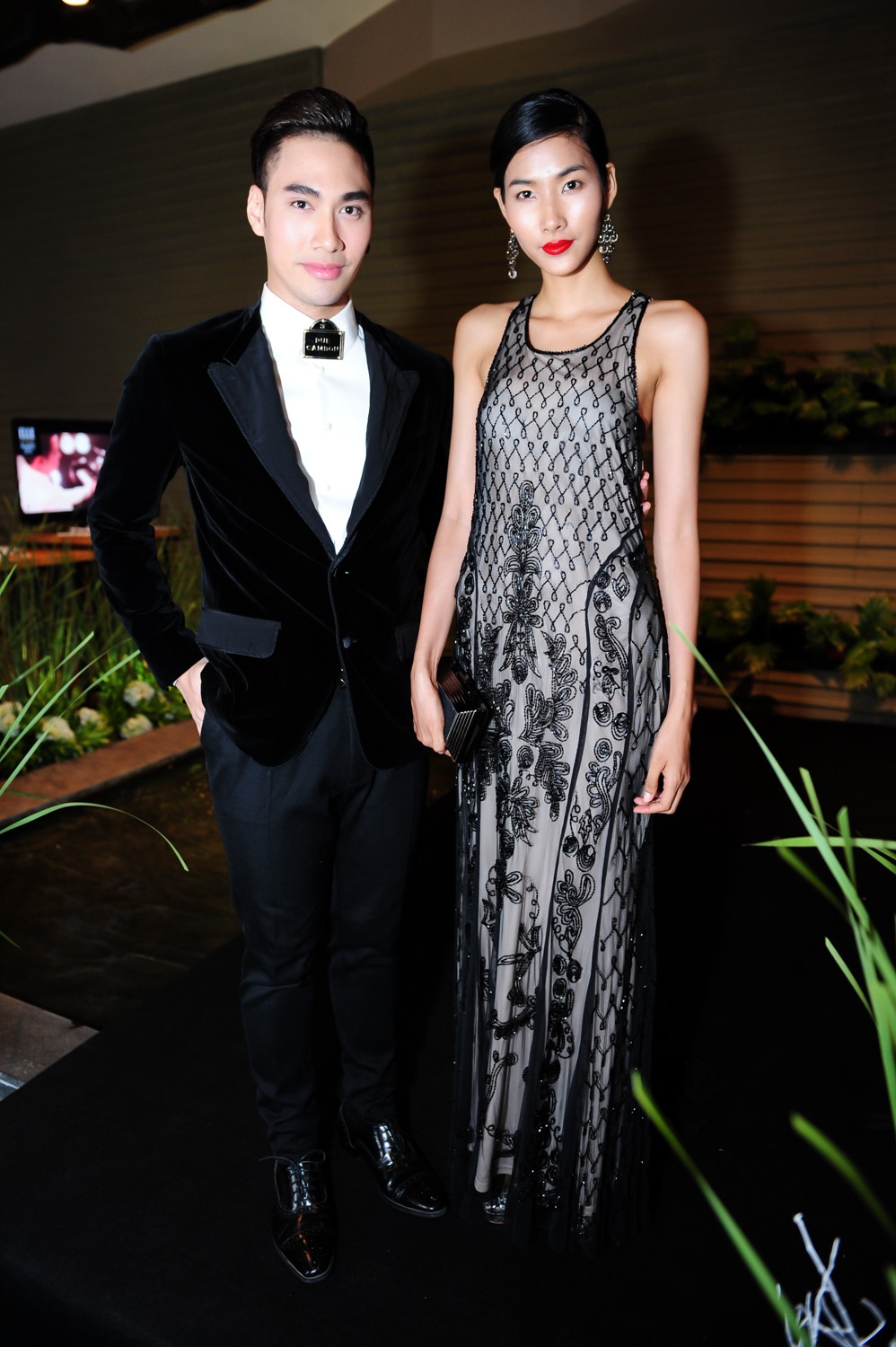 Hoàng Thùy khoe vóc dáng thanh mảnh trong bộ váy 2 dây, các họa tiết được thêu tinh tế, mang màu sắc pha trộn giữa cổ điểm và hiện đại.