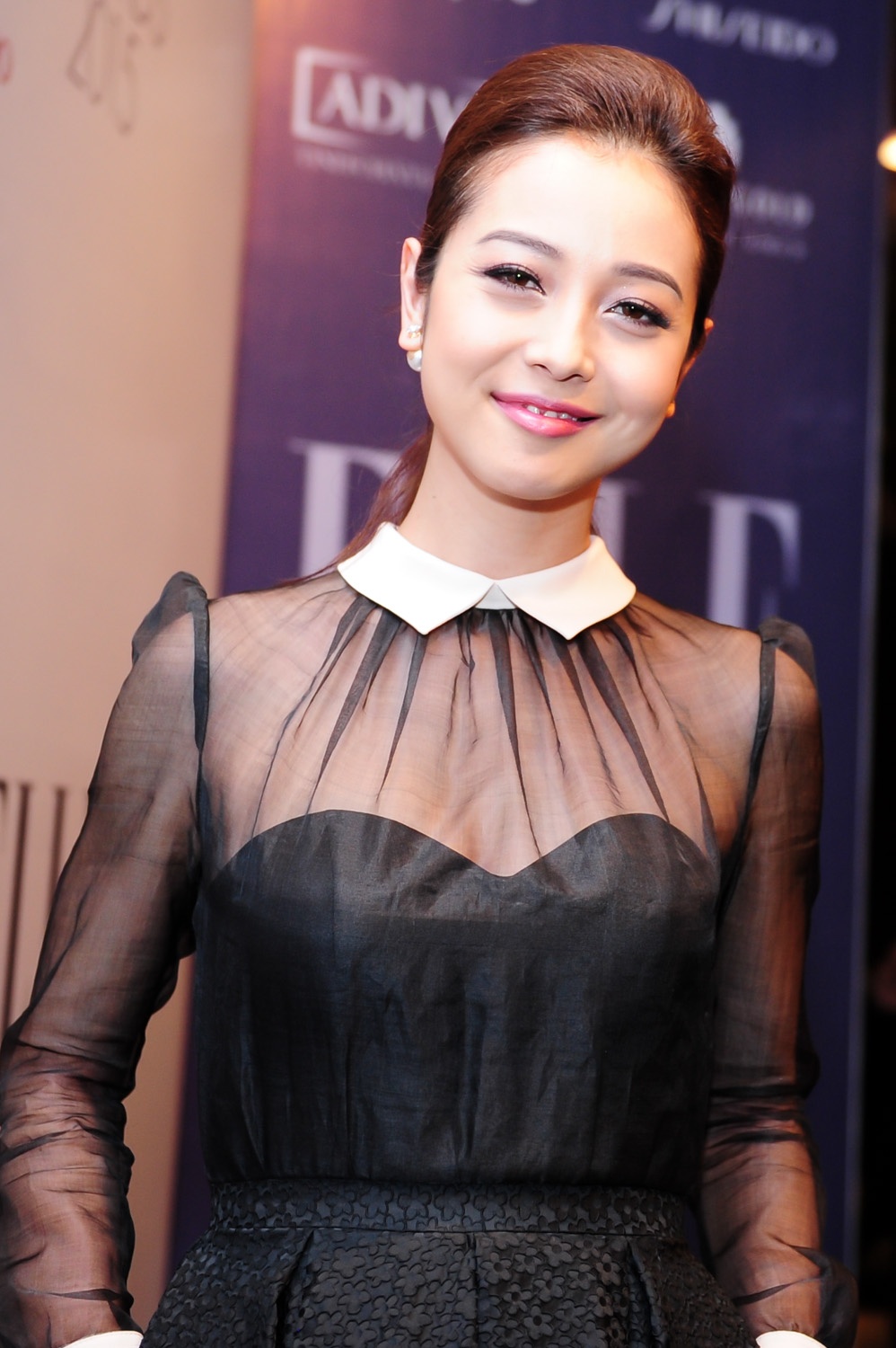 Sau khi hạ sinh công chúa, Jennifer Phạm theo đuổi phong cách nhẹ nhàng, thanh lịch khi tham gia các sự kiện. Đêm nay, cô chọn bộ váy xuyên thấu phần vai kết hợp cổ sơ mi lạ mắt.