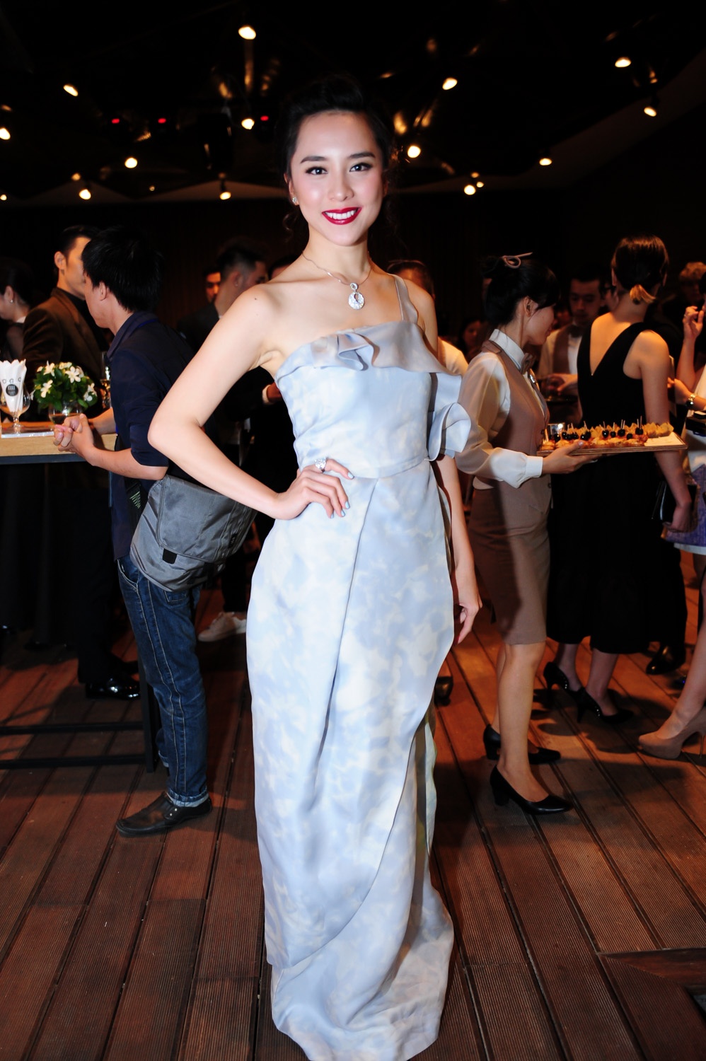 Á hậu Hoa hậu Hoàn vũ Việt Nam 2008 Dương Trương Thiên dù đã sinh con thứ 2 vẫn giữ được vóc dáng mảnh mai. Cô mang đến bộ váy thiết kế nhẹ nhàng, bay bổng màu xanh, điểm nhấn là phần bèo nhún trước ngực.