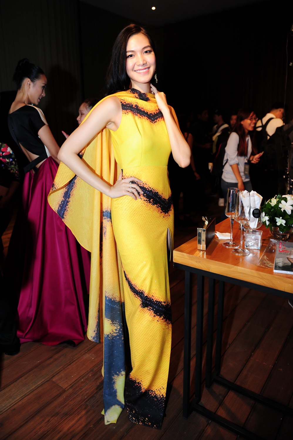 Hoa hậu Thùy Dung nổi bật với bộ đầm vàng và đen. Phần chân váy xẻ cao quyến rũ và thu hút.