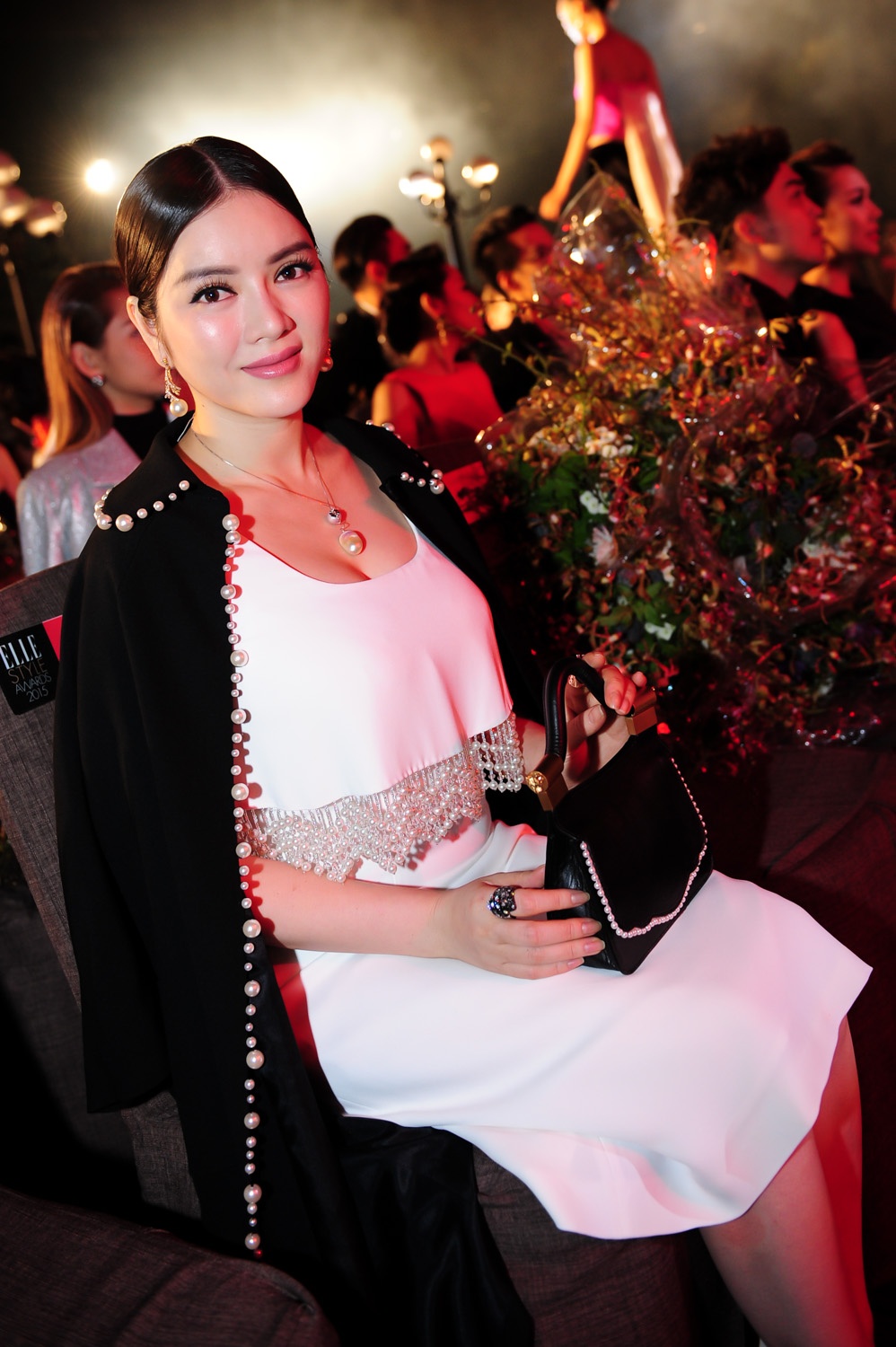 Lý Nhã Kỳ thể hiện style ăn mặc sang trọng, ra dáng của quý bà thành đạt. Điểm nhấn là từng hạt ngọc trai được kết tỉ mỉ trên trang phục. 