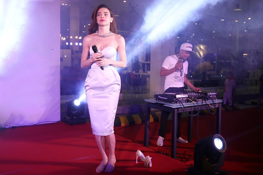 Ho Ngoc Ha coi phang giay cao got tren san khau hinh anh