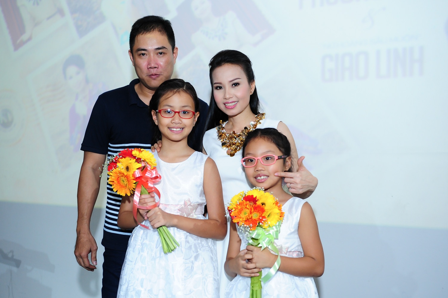 Con gai Cam Ly lan dau hat trong live show cua me hinh anh