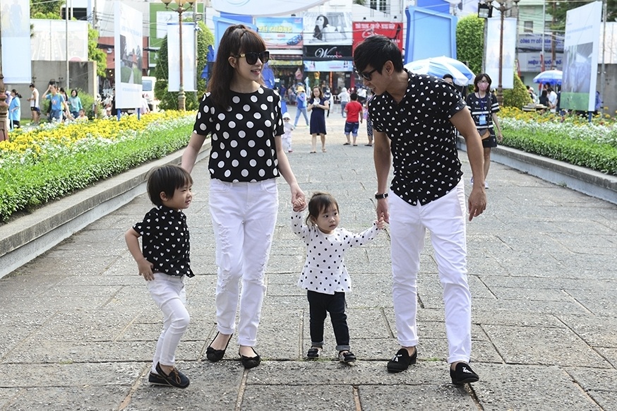 Chiều 18/4, gia đình Lý Hải - Minh Hà cùng hai con Rio và Cherry cùng nhau tham gia chương trình Ngày hội nông trại gia đình diễn ra tại công viên Lê Văn Tám (TP HCM). Cô em út Sunny do còn quá nhỏ nên chưa được đi cùng bố mẹ và anh chị.