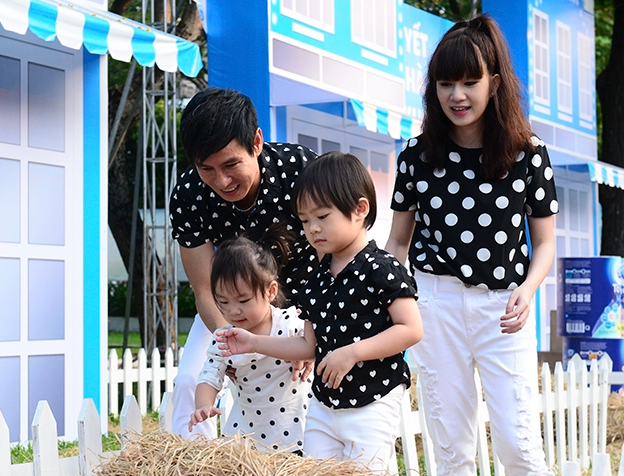 Gia dinh Ly Hai - Minh Ha dien do ton sur ton khi di choi hinh anh