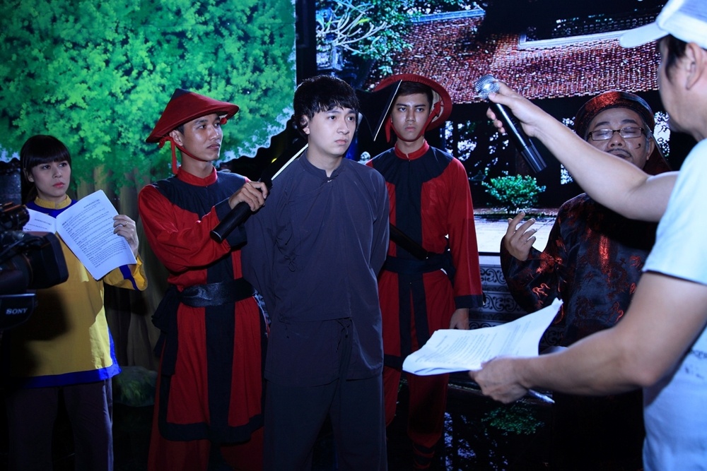 Là ca sĩ nhưng vẫn rất “duyên” với các tiểu phẩm hài, ca sĩ Ngô Kiến Huy cũng góp mặt trong chương trình với vai trò một nghệ sĩ hài.