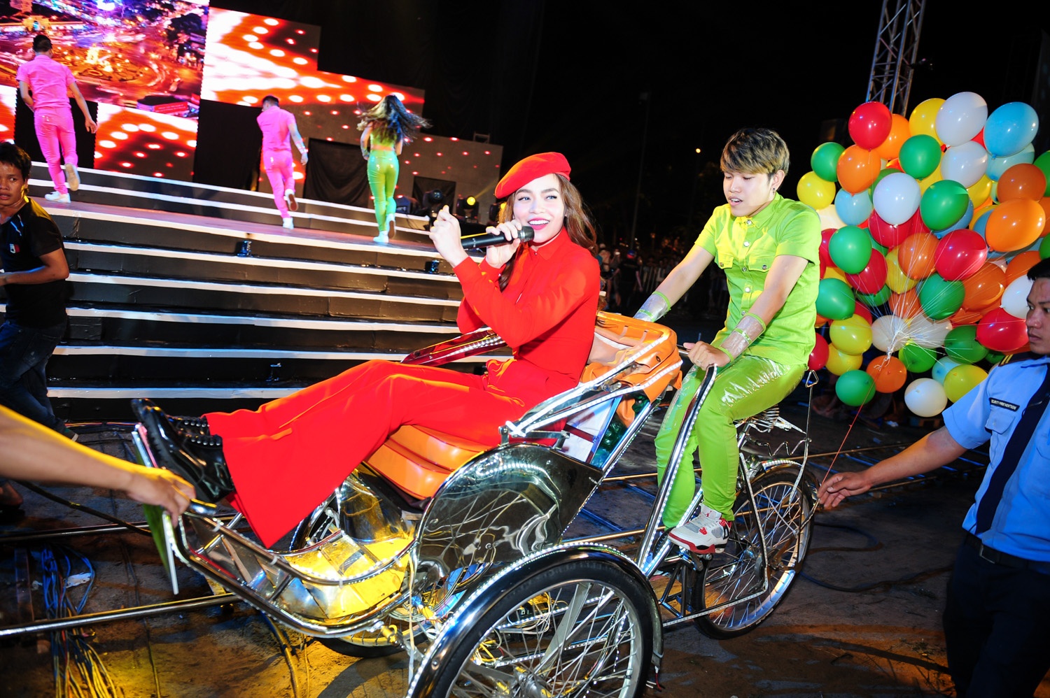 Ha Ho ngoi xich lo khuay dong sinh vien lang dai hoc hinh anh