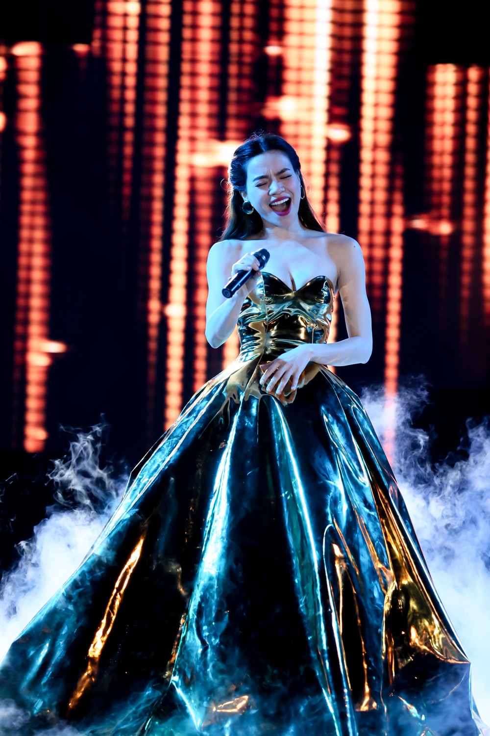 Trong chương 2 Top Hits, Hà Hồ xuất hiện lộng lẫy, sang trọng trong bộ váy được thiết kế từ chất liệu lạ mắt. Cô lần lượt mang đến những cùng những ca khúc ballad hit được yêu thích như Cô đơn giữa cuộc tình, Tìm lại giấc mơ, Xóa ký ức...