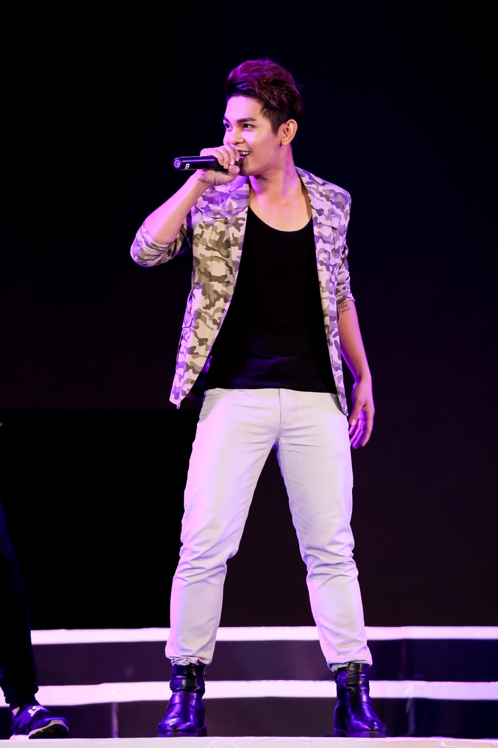 Sơn Ngọc Minh nối tiếp các tiết mục sôi động với Không thể quên em. Từ khi V.Music tan rã, anh là thành viên có hoạt động nổi bật nhất.